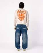Pull en maille Divin By Divin Desert White à motif blason (3)